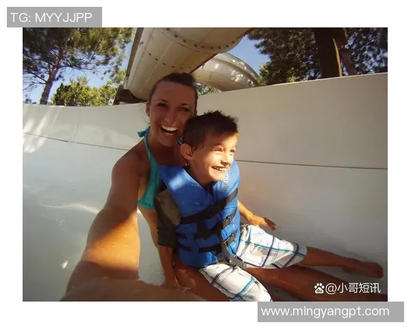 外国足球明星与女儿的亲密时光展现温馨家庭生活的美好瞬间