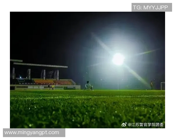 足球明星照明弹点亮绿茵场的激情与梦想追逐之旅 足球明星照明弹点亮绿茵场的激情与梦想追逐之旅